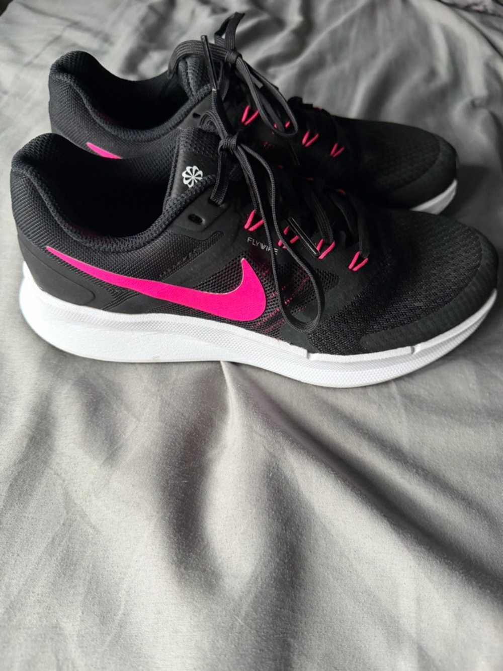 Nike Women's/Girls Black Athletic Shoes with Pink Swoosh size 6